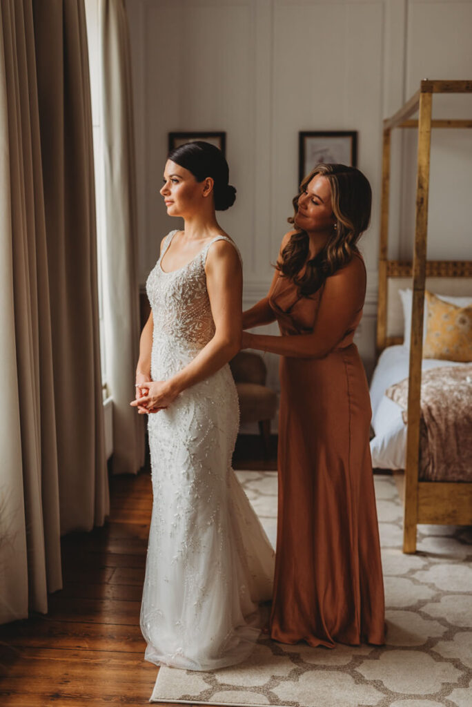 brides sister doing the brides dress up